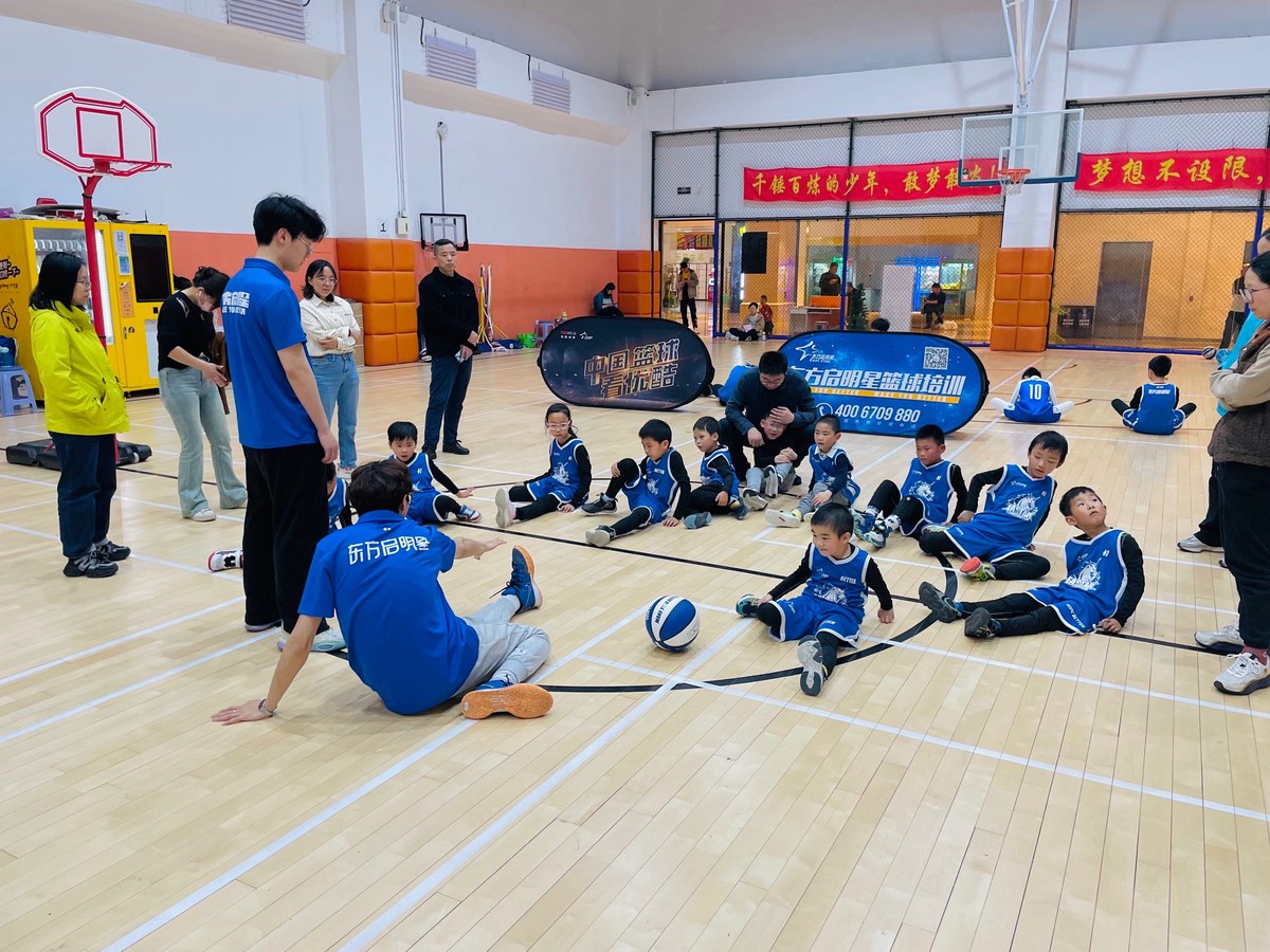 利用团队合作解决篮球训练中的困难